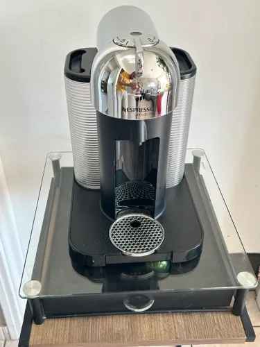 Cafeteira Nespresso VertuoLine Chrome GCA1 + Gaveta Porta-Cápsulas de Vidro