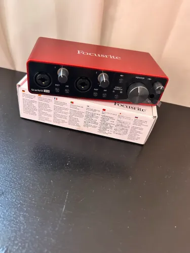 Interface De Áudio Focusrite Scarlett 2i2 Vermelha De 3a Ger Vermelho