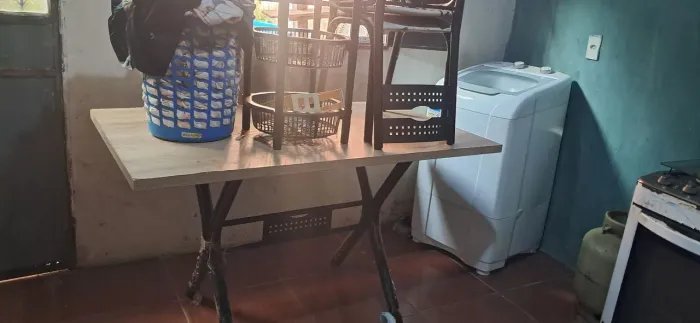 Vendo mesa com cadeiras