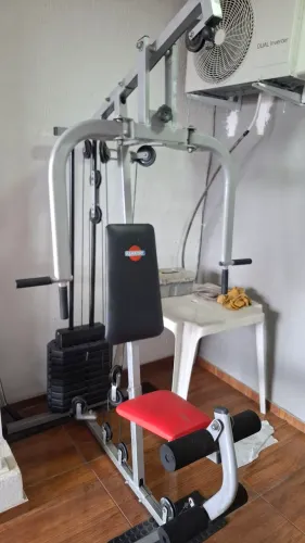 Estação de musculação em perfeito estado