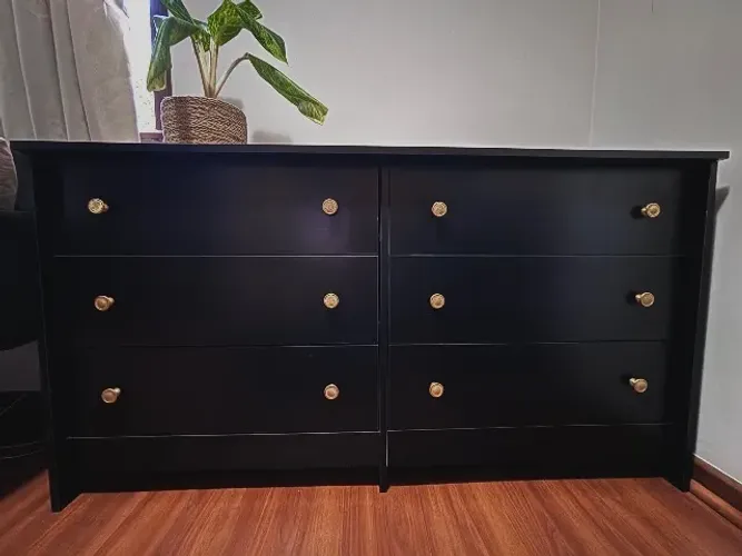 Cômoda na cor preta, em excelente estado, estilo vintage, seis gavetas