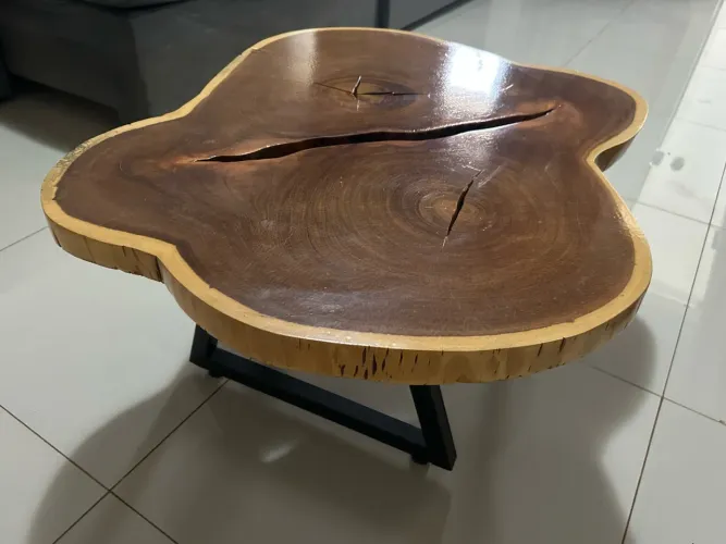 Mesa de centro rústico, em Sucupira