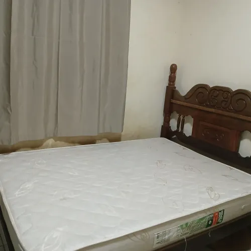 Vendo cama de casal de madeira sucupira e colchão incluso