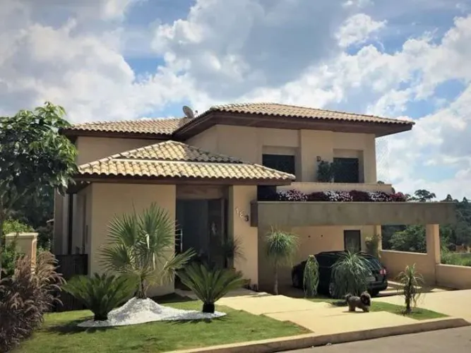 Casa em Cotia em condomínio fechado.