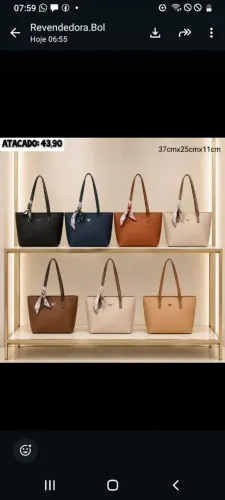 Estantes de metalon e MDF branco, para expor suas bolsas.