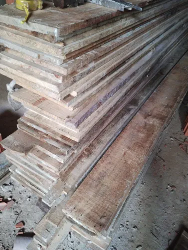 Tábuas e pontaletes usados para construção