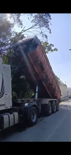 Carreta caçamba basculante tampa porteira.