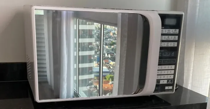 Micro-ondas Midea seminovo, Cor: Branco, Modelo Espelhado, 31 Litros, 127V