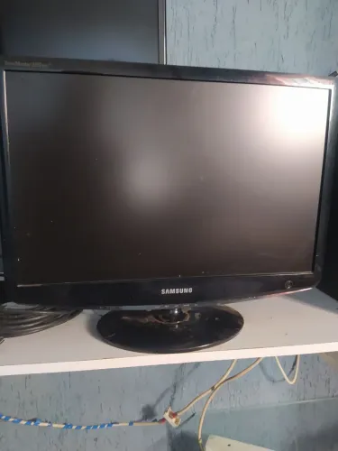 Monitor O Samsung 21,5 SyncMaster 2 plus 233BW233SW