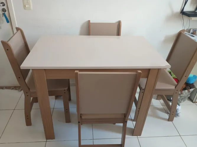 Mesa conservada cm 4 cadeiras
