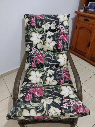 Cadeira em vime sintético.