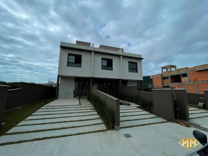 Linda casa geminada para locação anual em loteamento privativo na Vargem do Bom Jesus em F