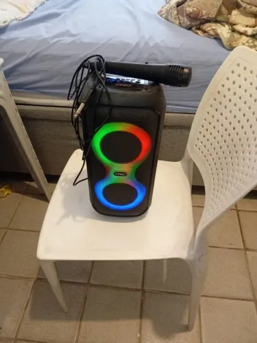 Caixa de som com microfone