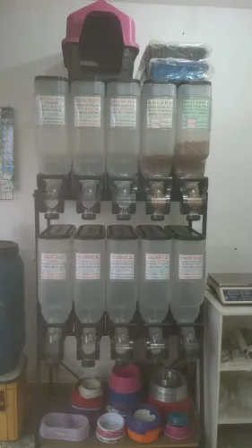 Dispenser para ração de cães e gatos.