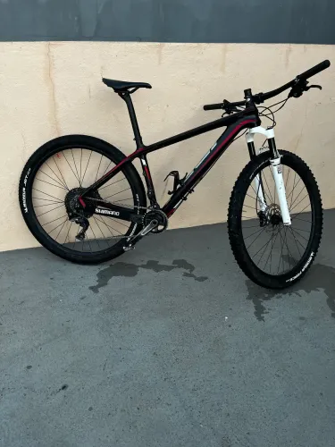 Bicicleta Fuji Mountain Bike aro 29 Carbono