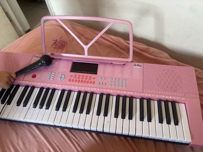Teclado musical rosa