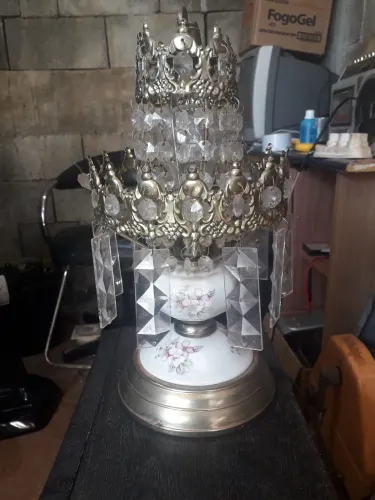 Lindo abajur estrutura em porcelana cristalizado