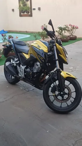 Vendo uma moto super conservada e com baixo km