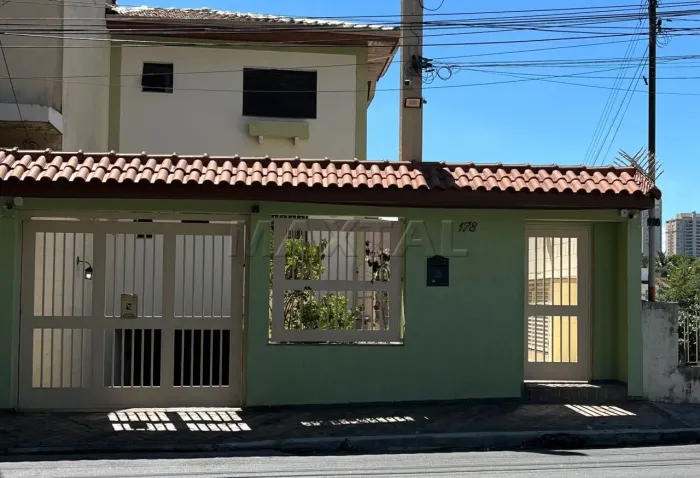 Sobrado em Condomínio Fechado com 2 Suítes e 2 Vagas Fixas + Depósito ? Santa Terezinha (Z