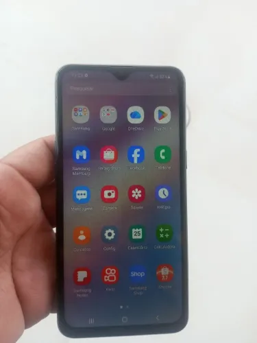 vendo celular A10S bem conservado com cabo do carregador