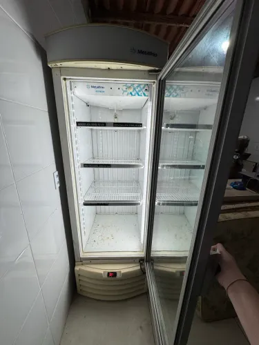 Freezer Expositor Vertical com LED - Ideal para Bebidas e Alimentos METAL FRIO
