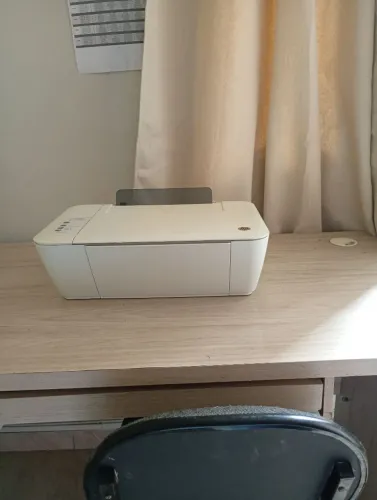 Mesa de estudos grande com cadeira