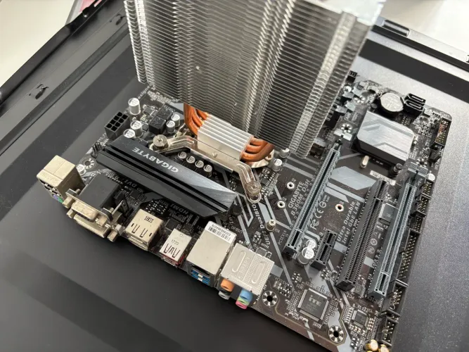 B360M Gigabyte + i5 8400 (Sem AirCooler)