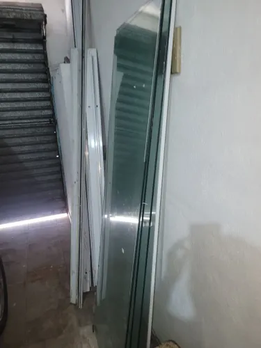 Vendo vidro frente de loja já com os suportes