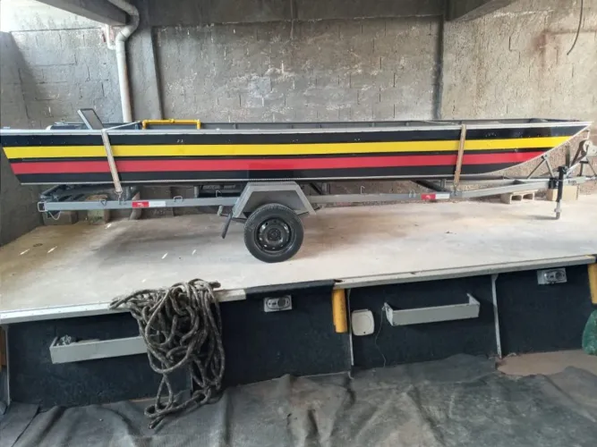 Barco de pesca semi novo 