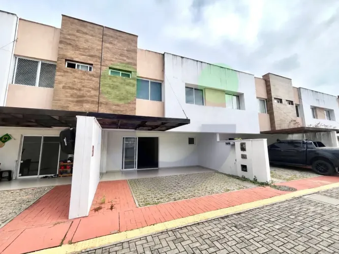 Casa em Condomínio Fechado dentro da cidade, com fácil acesso, conforto, e prontinha para 