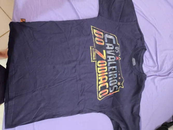 Camisa do tema Os Cavaleiros do Zodíaco pouco manchado