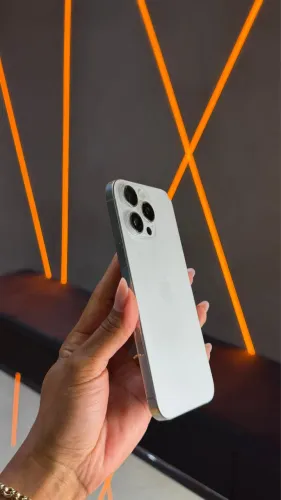 16 PRO BRANCO COM MINIMO DETALHE CAMERA FRONTAL