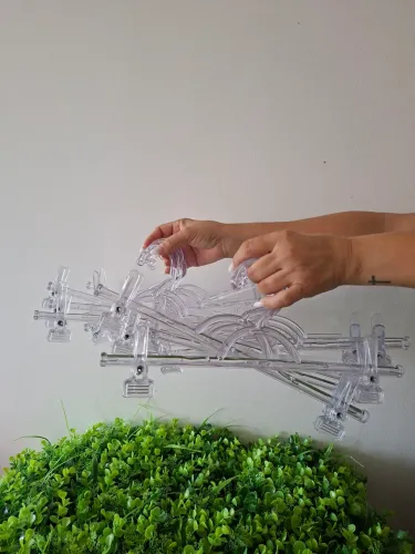 Cabides acrílico com presilhas