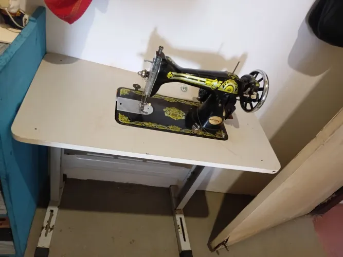 Máquina elétrica  de costurar  