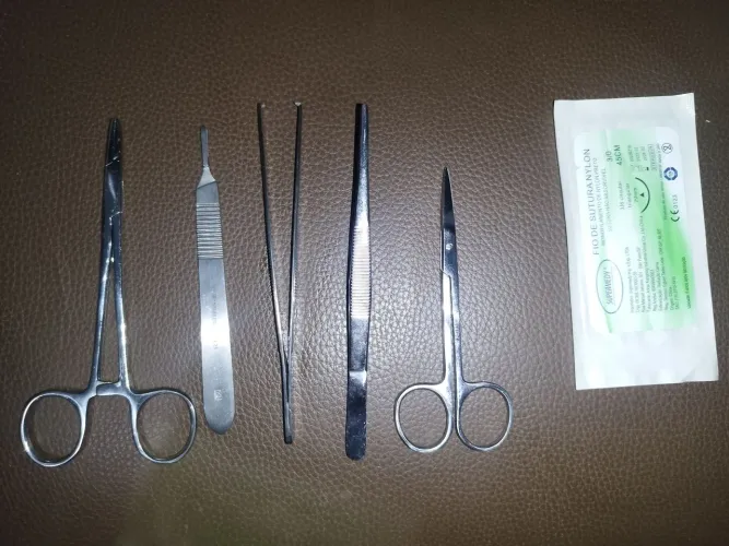 Vendo kit de sutura em ótimo estado