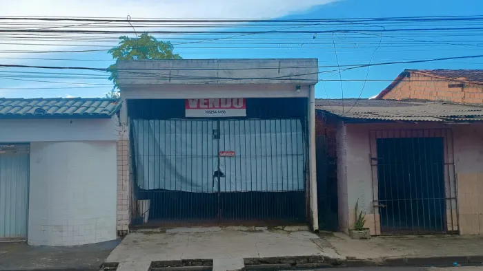Casa Ampla com Garagem e Quintal 
