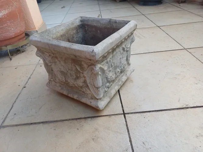 vendo um vaso de cimento ornamentais ótimo estado 0, 33cm x0, 27cm altura.