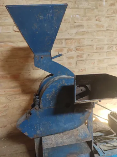 Moinho com capacidade de 2 toneladas hora.