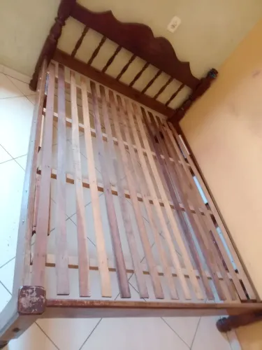 Vendo cama de madeira 
