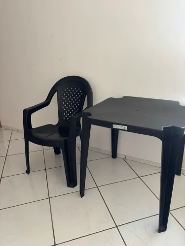 vendo cadeira e mesa de plastico