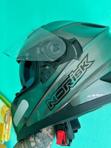 Capacete Norisk com Viseira Solar