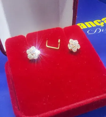 Brincos  Ouro18 Kilates Pedras Zircônias 2 mm Peso 0.30 Gramas 6mm                        