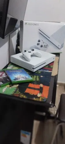 Vendo Xbox One s semi novo usei ele menos de 2 meses 1 terá vai 3 jogos valor 2500