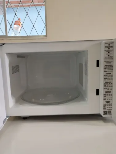 Microondas Eletrolux novo , 23 litros no plástico sem uso.