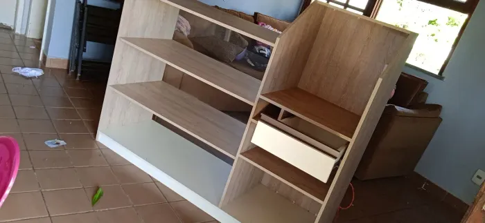 Bancada de vitrine com gaveta e caixa.