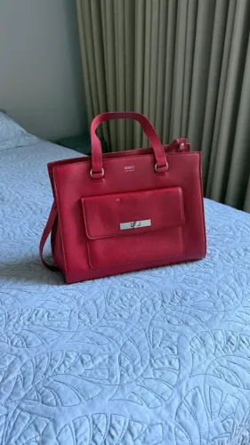 Bolsa Schutz Vermelha - Elegância e Estilo