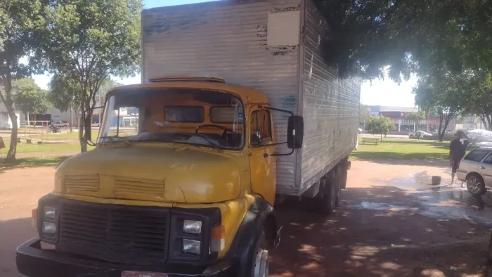 Caminhão baú frete e mudaça