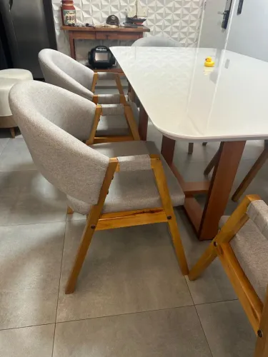 Mesa com 6 cadeiras