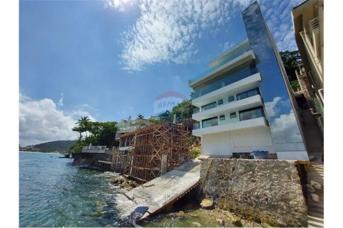 Casa em condomínio à venda na Praia da Enseada - Guarujá