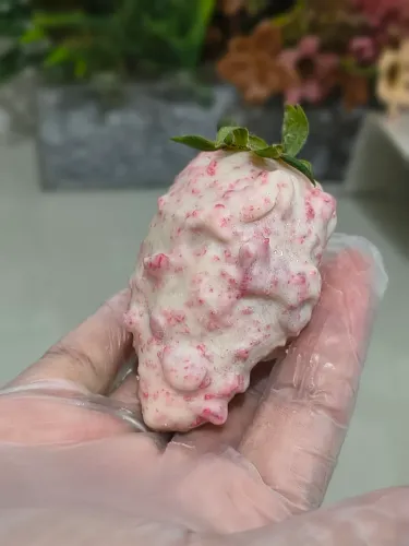 Temos morango cravejado e bolos no pote